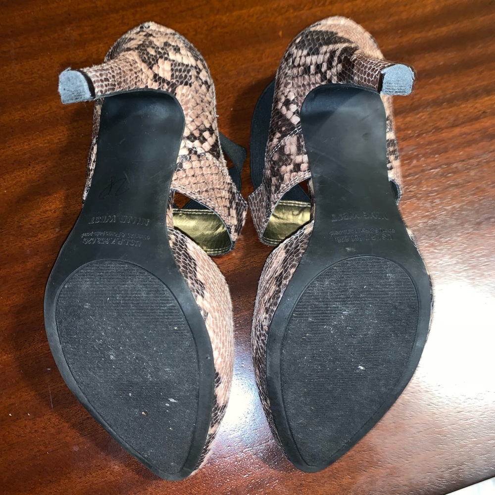 ๐Nine West Snakeskin Strappy Closed Toe Heels - Picture 5 of 8